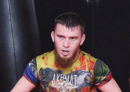 «Злой» чеченец выиграл пояс в кровавой битве
