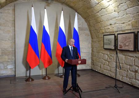 Путин назвал смешными попытки поставить под сомнение выбор крымчан
