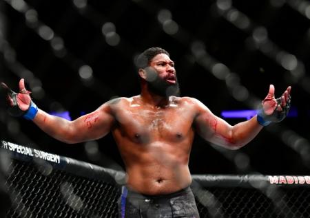 Льюис нокаутировал Блейдса в главном бою UFC в Лас-Вегасе