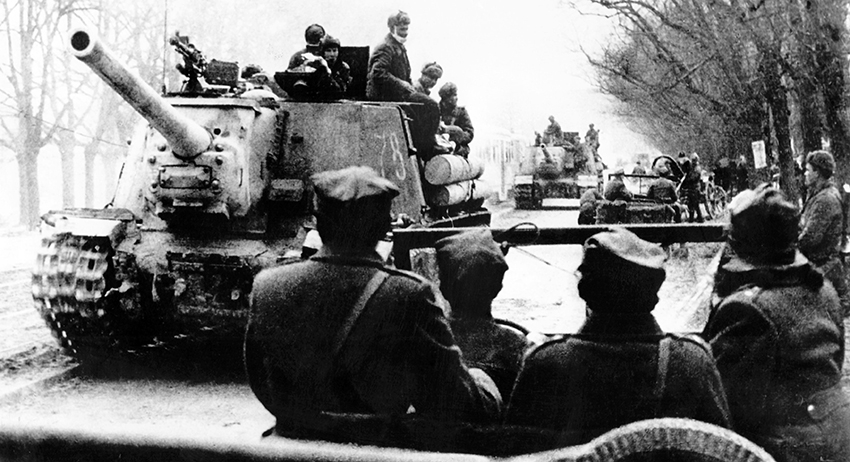 Объединённый корпус советских и польских солдат входит в Берлин