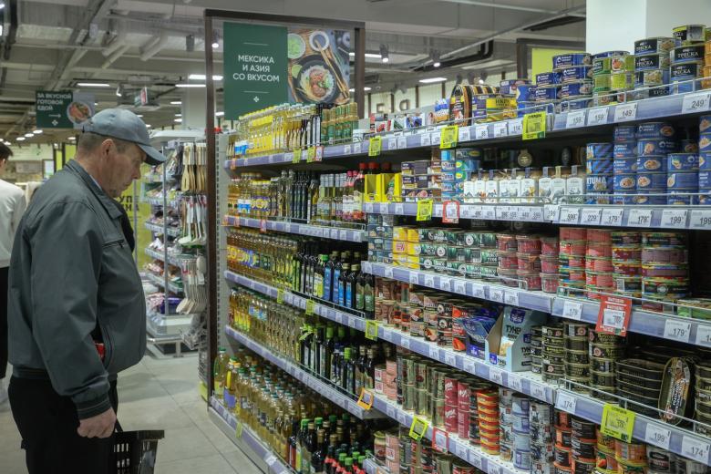 Покупатель выбирает товары в супермаркете «Перекресток» в Москве
