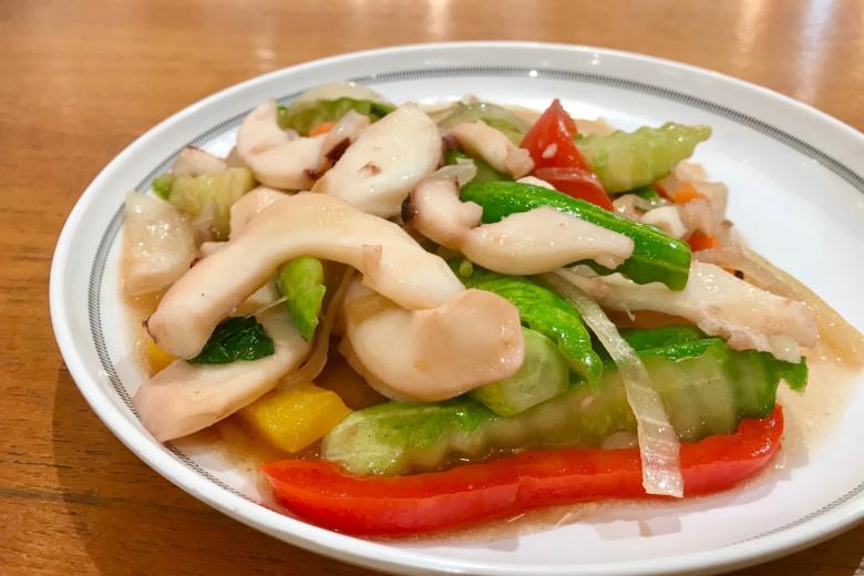 Салат с кальмарами на праздничный стол: походный рецепт с сушеным мясом