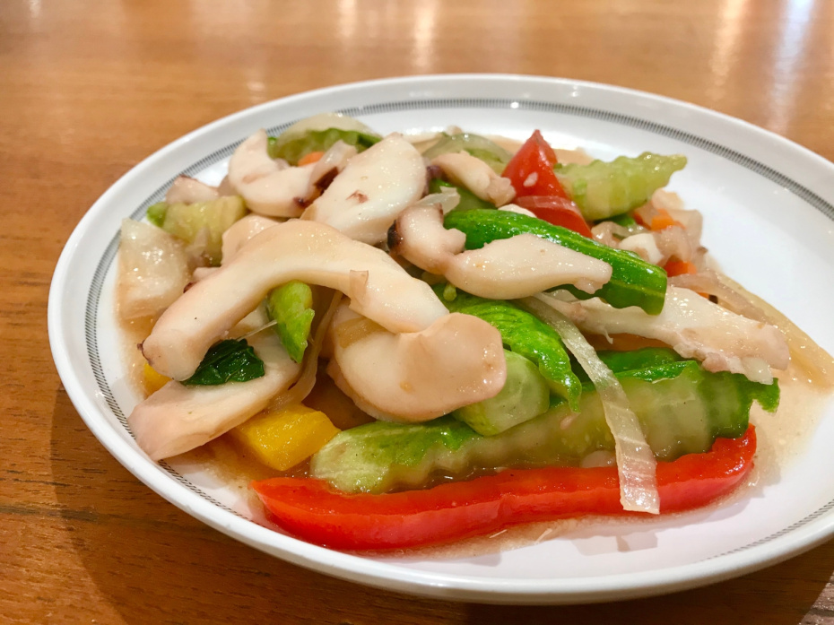 Пикантный салат с сушеными кальмарами на праздничный стол