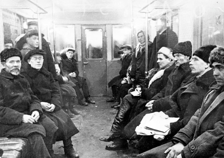 II Всесоюзный съезд колхозников-ударников. 11 - 17 февраля 1935 г. Делегаты съезда в московском метро