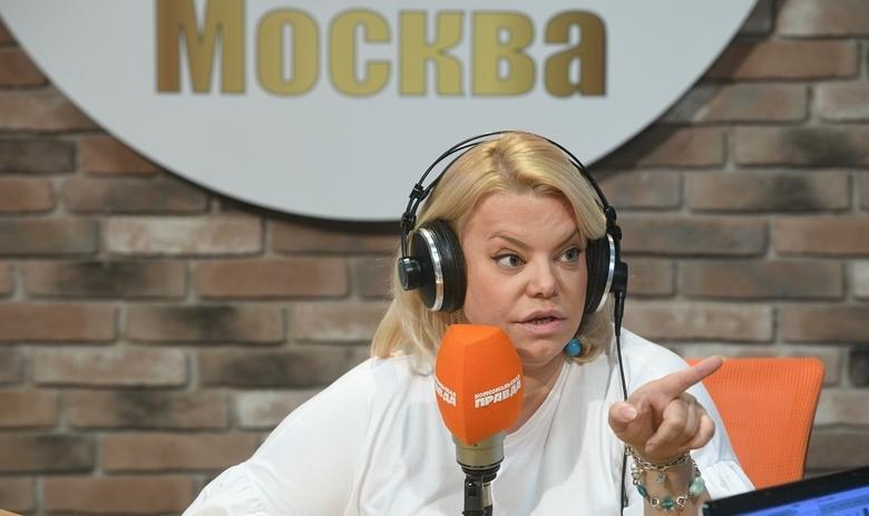 Телеведущая Яна Поплавская