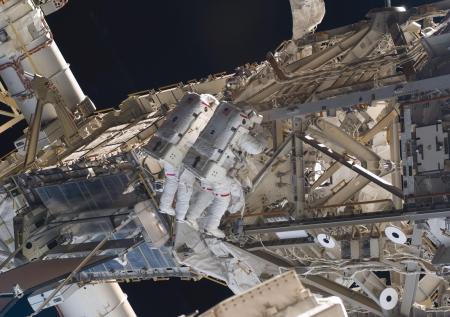 Российские ВКС следят за сумкой, потерянной астронавтом NASA в космосе