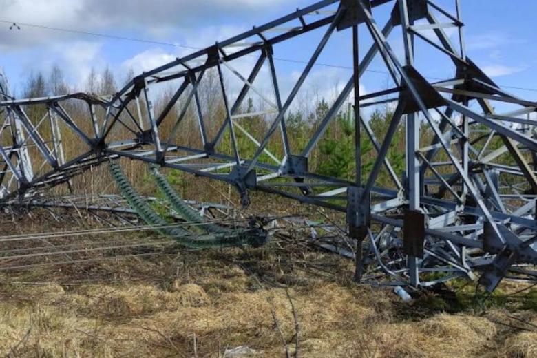 Последствия подрыва опоры ЛЭП в Ленинградской области