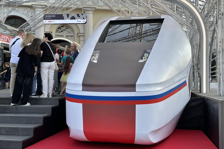 Макет высокоскоростного поезда «Белый кречет»