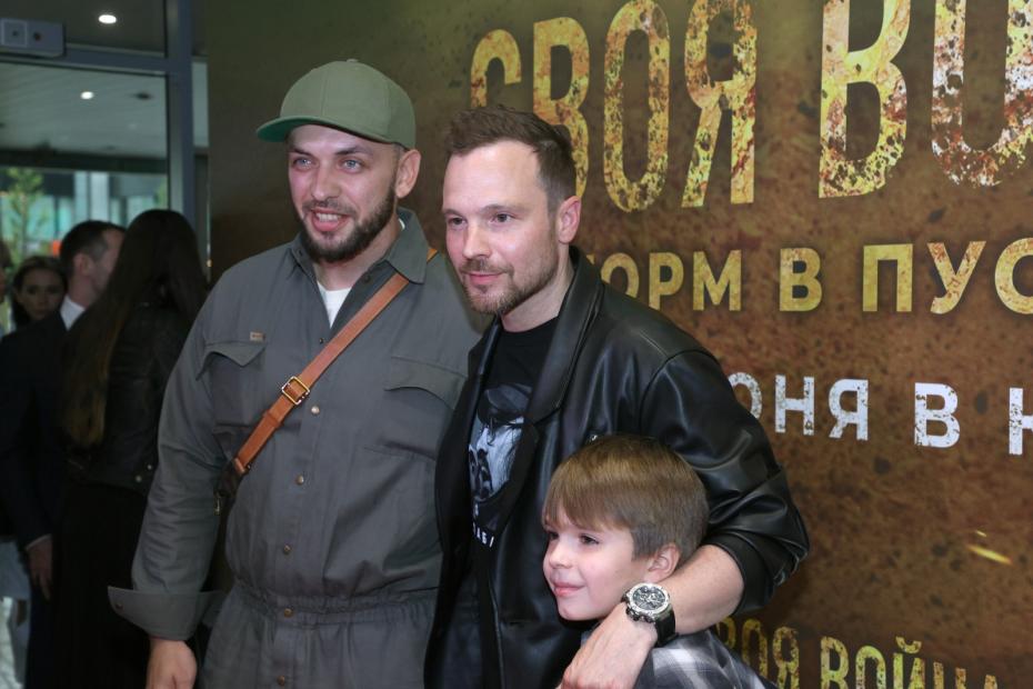 Рэп-исполнитель ST (Александр Степанов) (слева) и режиссер Алексей Чадов с сыном Федором