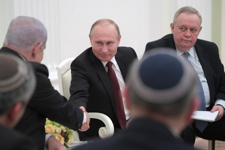 Владимир Путин (в центре)
