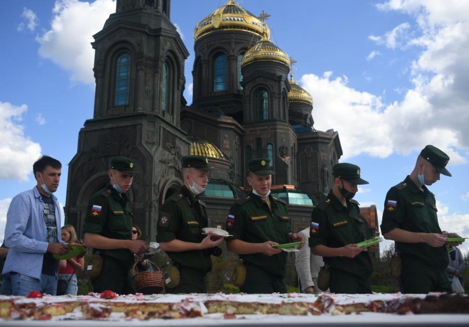 Военнослужащие на православной яблочной ярмарке, приуроченной к празднику Преображения Господня, у стен Главного храма Вооруженных сил РФ