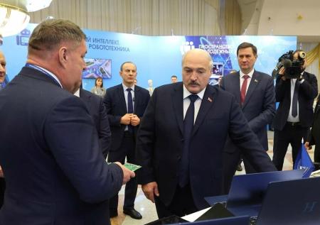 Лукашенко променял Apple на белорусский компьютер