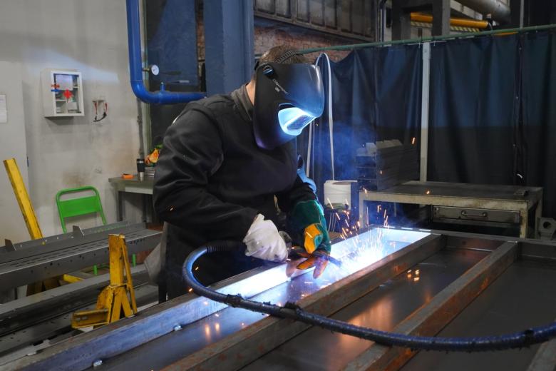 Электрогазосварщик выполняет сварочные работы