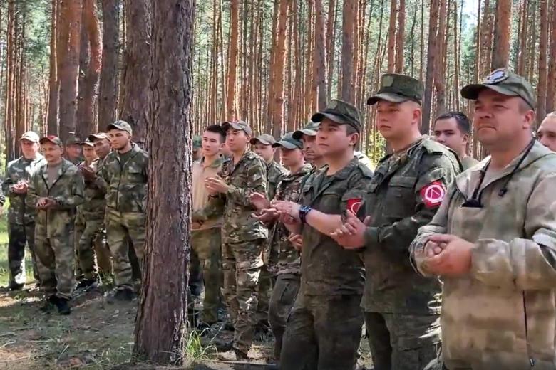 Военнослужащие во время концерта в зоне СВО