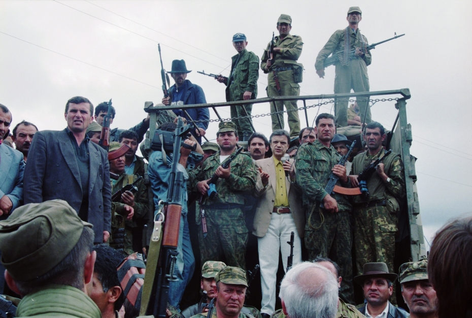 18 августа 1994 г. Политик Руслан Хасбулатов выступает на митинге в Урус-Мартане, Чеченская Республика