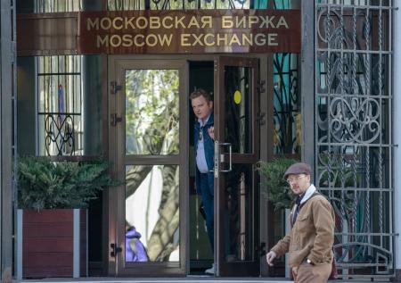 Курс рубля потерял 2,6% на новостях об ударах по Украине, МосБиржа — 1,8%