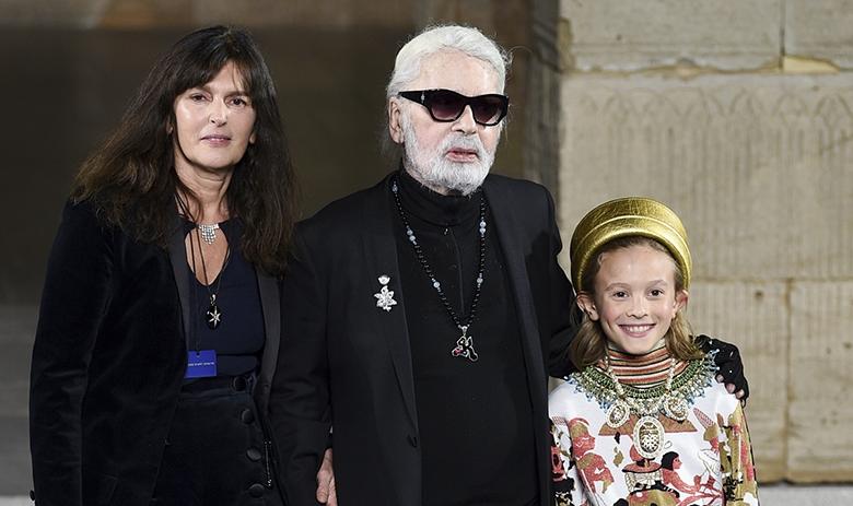Студийный директор Chanel Виржини Виар, дизайнер Карл Лагерфельд, модель Хадсон Крониг на показе коллекции Chanel Meters d’at в Нью-Йорке