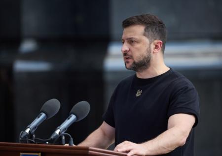 Зеленский поручил ввести экзамен для получения украинского паспорта
