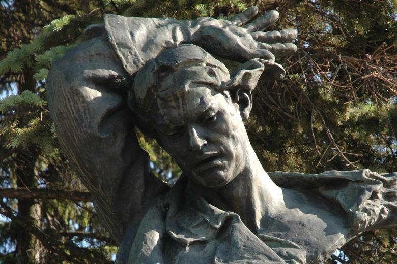Памятник летчику капитану Николаю Гастелло в городе Муроме