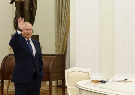 «Мировая практика»: Песков объяснил дистанцию на встрече Путина и Макрона