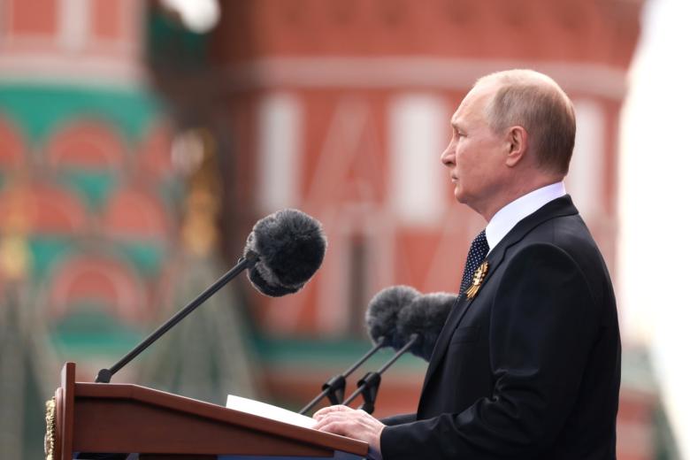 Президент РФ - верховный главнокомандующий Вооруженными силами РФ Владимир Путин на военном параде в ознаменование 77-й годовщины победы в Великой Отечественной войне 1941-1945 годов на Красной площади в Москве
