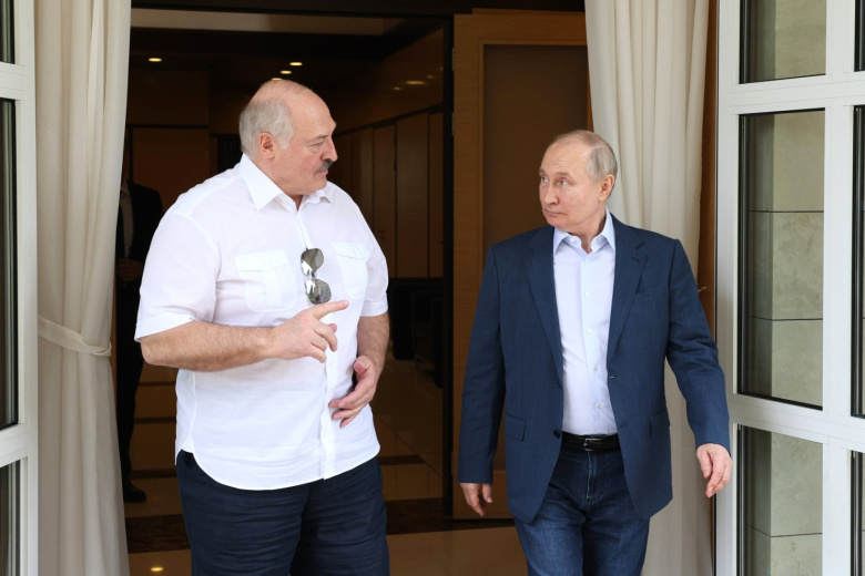 Президент РФ Владимир Путин и президент Белоруссии Александр Лукашенко (слева)