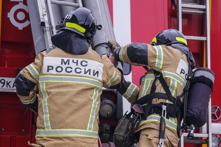 Крупный пожар охватил завод в Нижегородской области