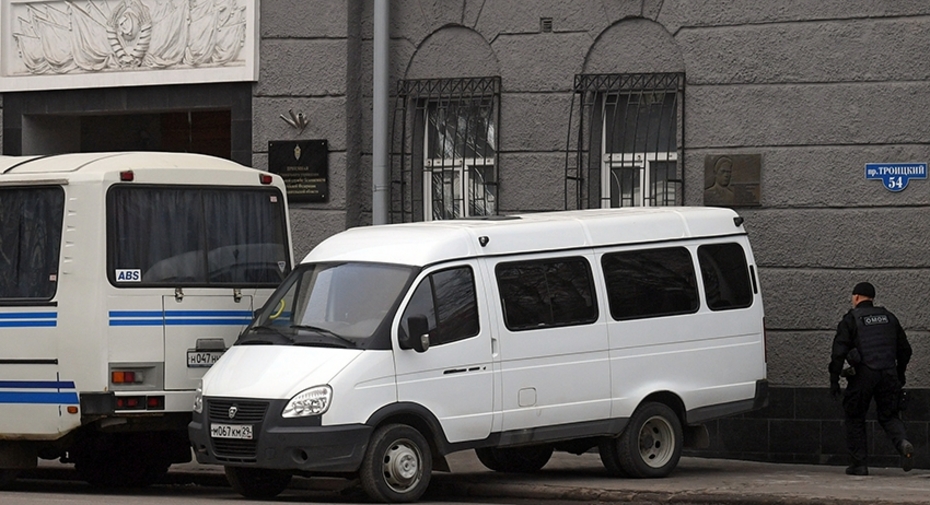 Сотрудник полиции у входа в здание управления ФСБ по Архангельской области, где произошёл взрыв