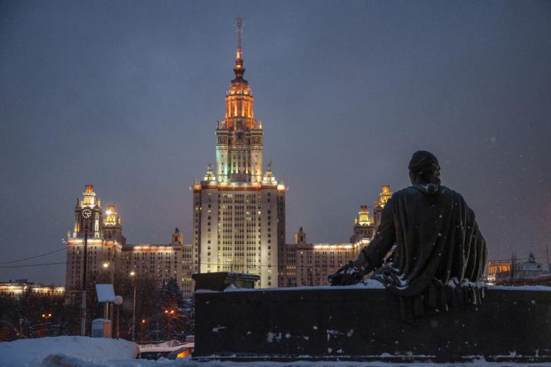 Вид на здание Московского государственного университета имени М. В. Ломоносова