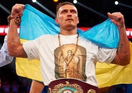Усик победил Чисору единогласным решением судей