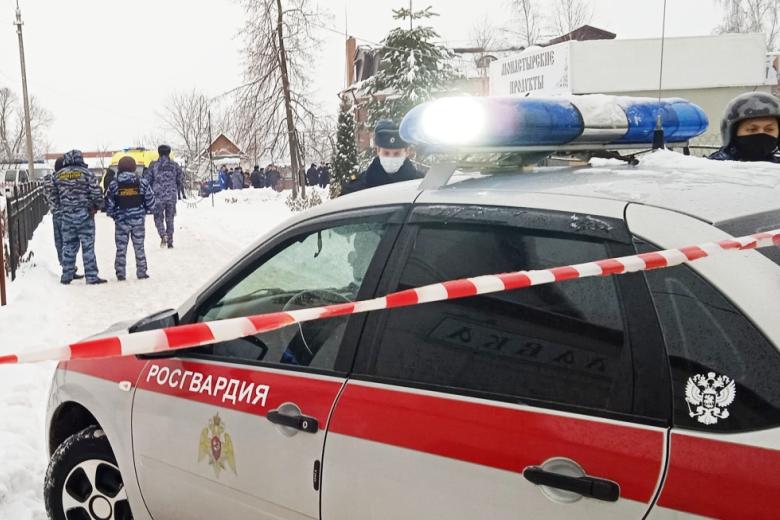 Сотрудники Росгвардии у православной гимназии в Серпухове, где произошёл взрыв