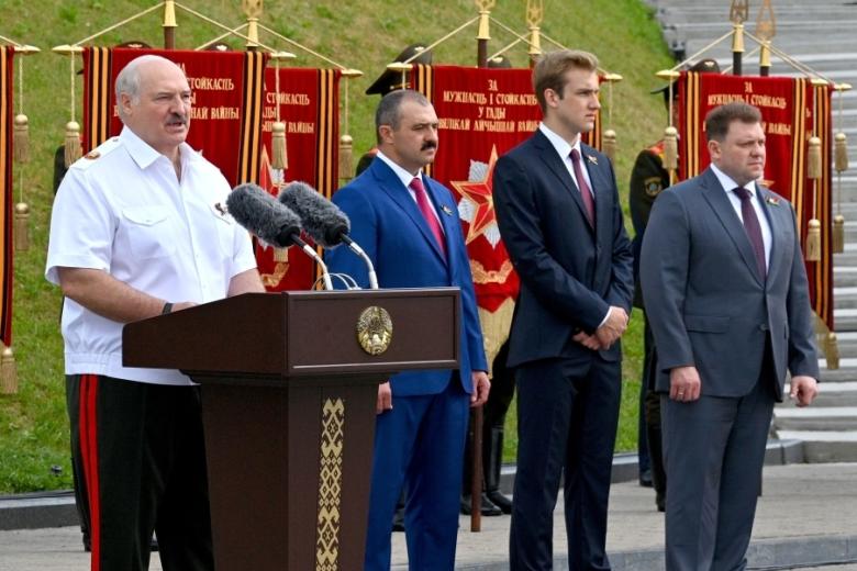 Александр Лукашенко с сыновьями Дмитрием, Николаем и Виктором
