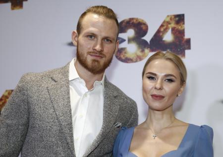 Суд отложил раздел имущества хоккеиста Телегина и певицы Пелагеи