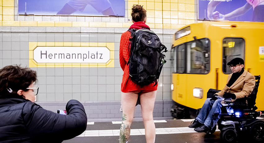 Участница флешмоба «В метро без штанов» в Берлине