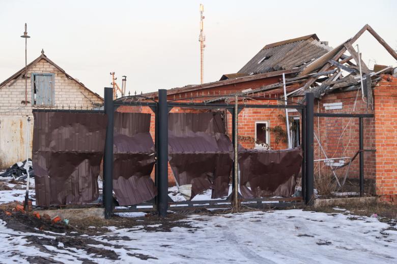 Белгородская область. Село Новая Таволжанка. Вид на дом, поврежденный в результате обстрела со стороны ВСУ
