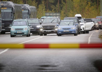 Всё началось с бутылки: русский номер на автомобиле стал черной меткой