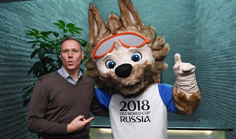 Марко Ван Бастен и талисман ЧМ-2018 Забивака