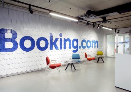 Booking.com ограничил бронирование объектов в России