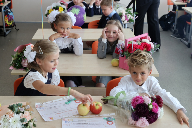 Первоклассники на первом уроке в День знаний