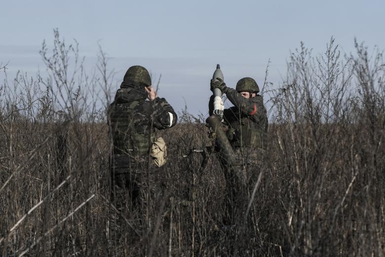 Военнослужащие минометного расчета Вооруженных сил РФ участвуют в боевых действиях на Запорожском направлении
