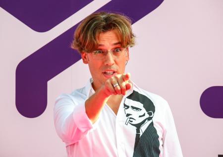 Галкин отправился за новой стрижкой в Подмосковье