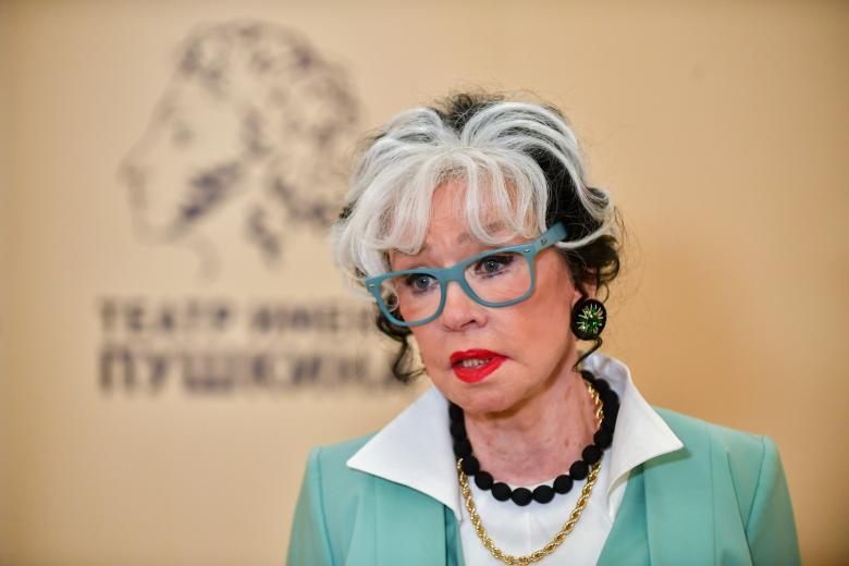 Актриса Вера Алентова после показа премьерного спектакля-бенефиса Веры Алентовой «Мадам Рубинштейн» в Московском драматическом театре имени Пушкина, 2022 год