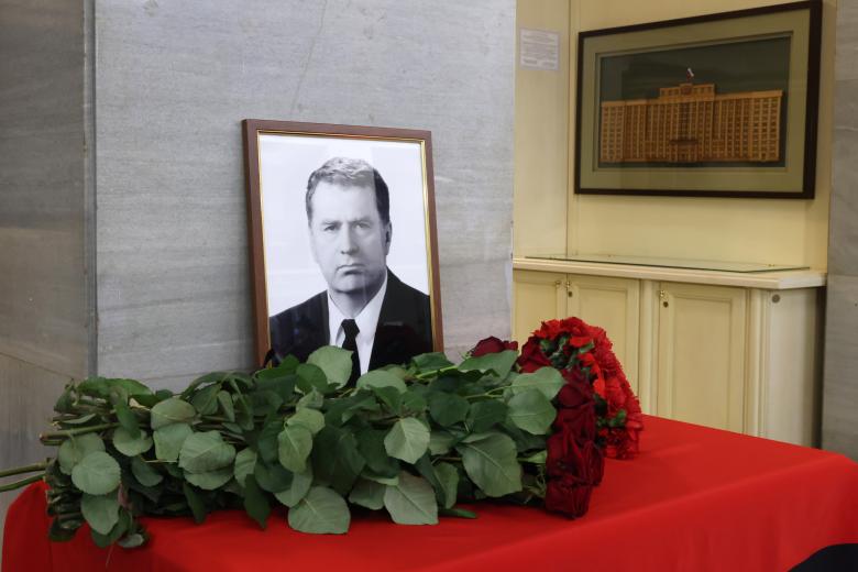 Цветы в память о лидере ЛДПР Владимире Жириновском
