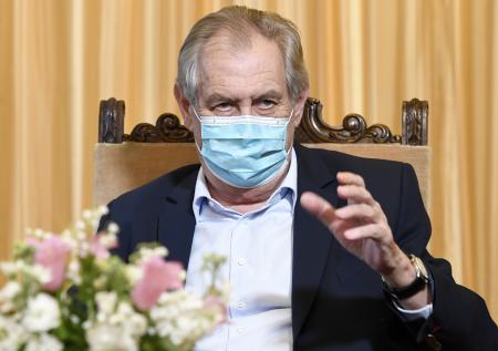 Земан потребовал от спецслужб имена «российских шпионов»