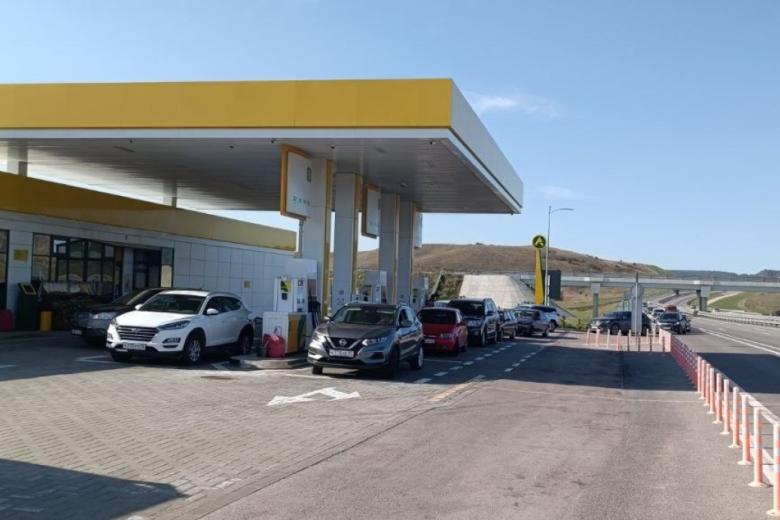 Очередь на автомобильной заправке на трассе «Таврида» в Крыму