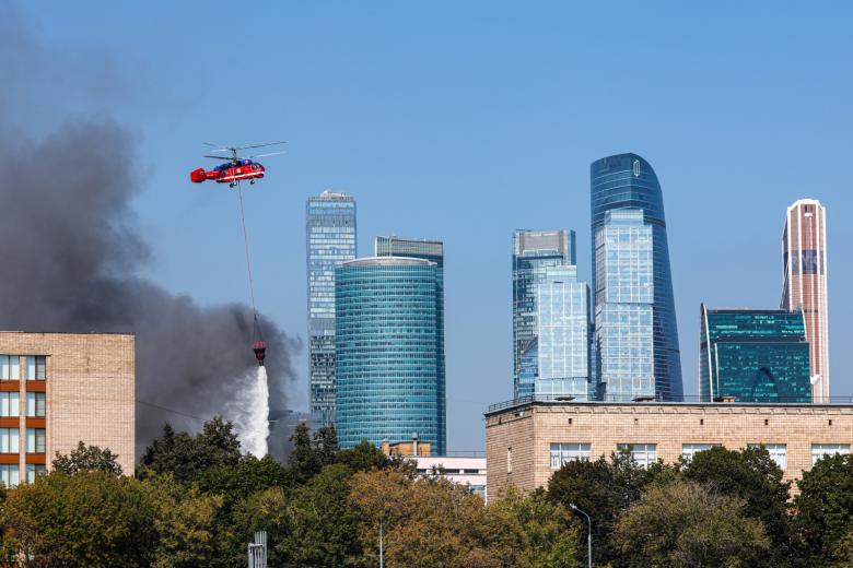 Вертолет Ка-32 МЧС России во время тушения пожара в административном здании на Бережковской набережной