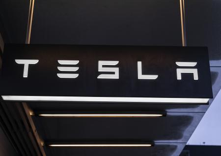 Инвестор Tesla подал в суд на Илона Маска за «беспорядочные твиты»