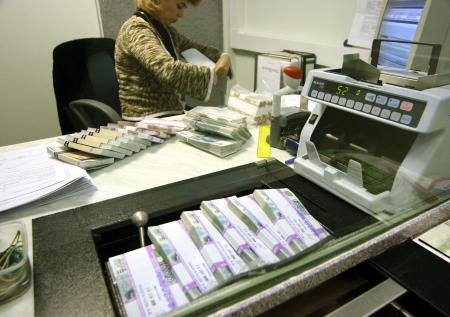 Отец сбежавшей с 23 млн кассирши заявил о пропаже семьи