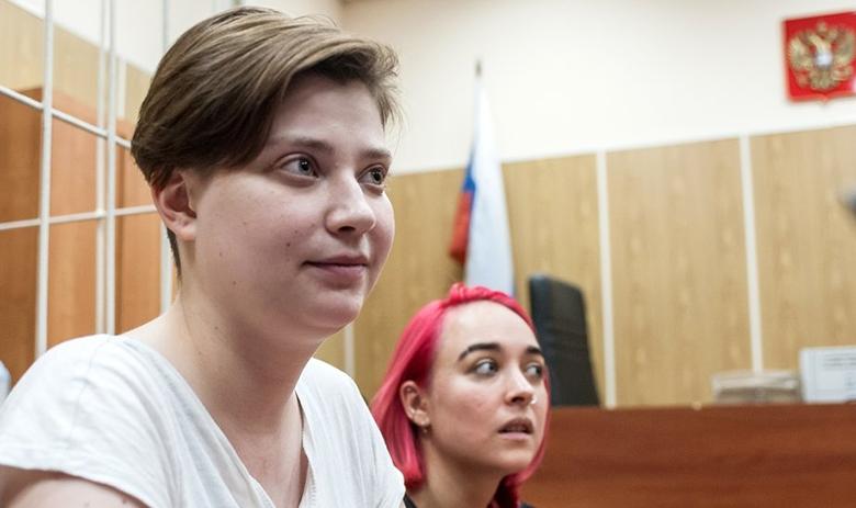 Активистки группы Pussy Riot Ольга Пахтусова (слева) и Ольга Курачева