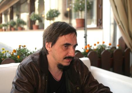 Умер автор граффити целующегося Брежнева с Хоннекером Дмитрий Врубель